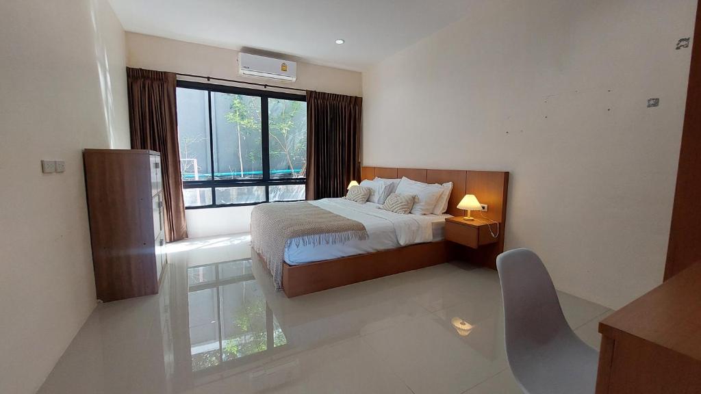 查汶Cozy Apartment Chaweng Center的一间卧室设有一张床和一个大窗户