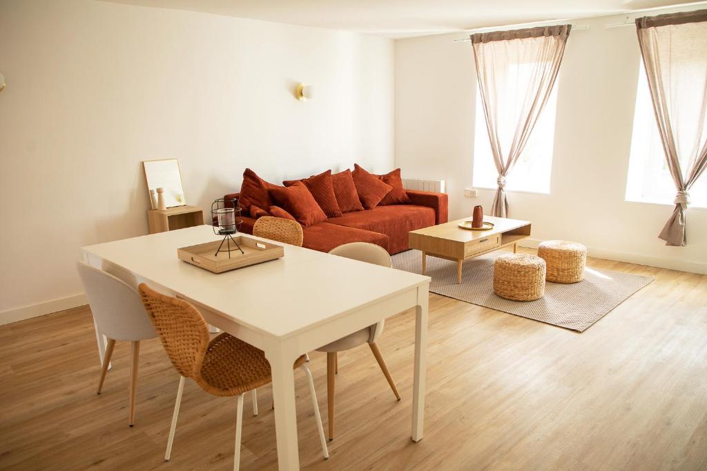 圣纳泽尔Le Rozé - Appart'Escale的客厅配有白色桌子和沙发