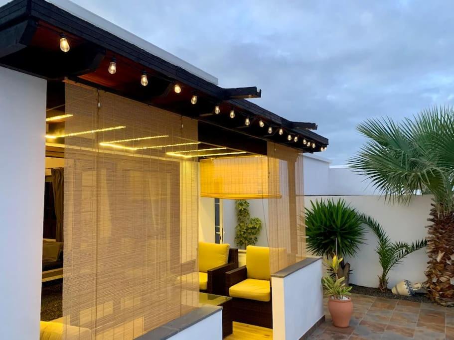 科斯塔特吉塞La Mar Poolvilla的房屋内带黄色沙发的庭院