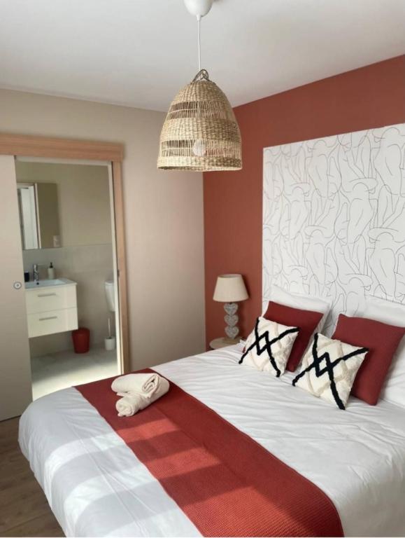 比斯卡罗斯Villa baie du lac lagune的一间卧室设有一张带红色墙壁的大床