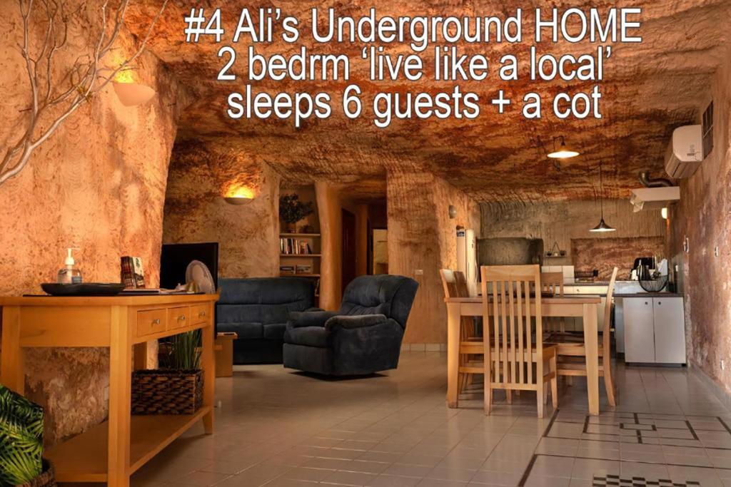 库伯佩迪Ali's Underground Home的一间带桌子的客厅和一间厨房