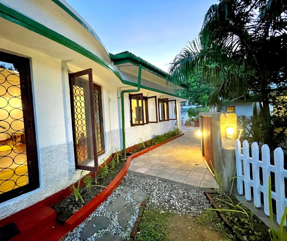 康提Kandy Boutique Villa by Aaradhya的一座带门和栅栏的房子