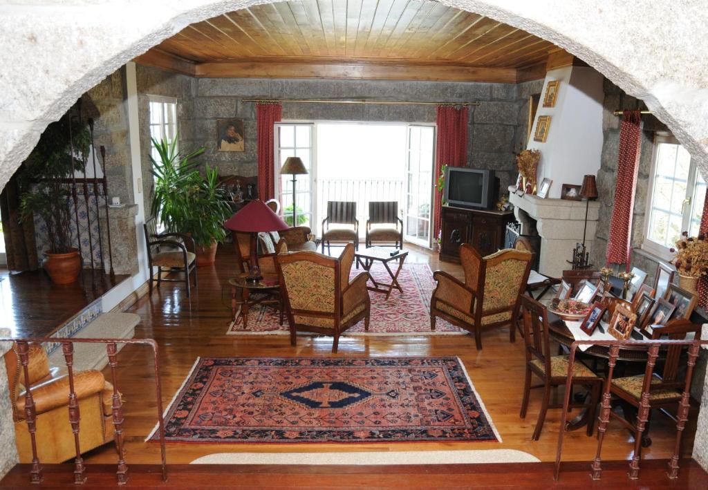 梅桑弗里乌卡尼哈斯卡萨酒店的客厅配有桌椅