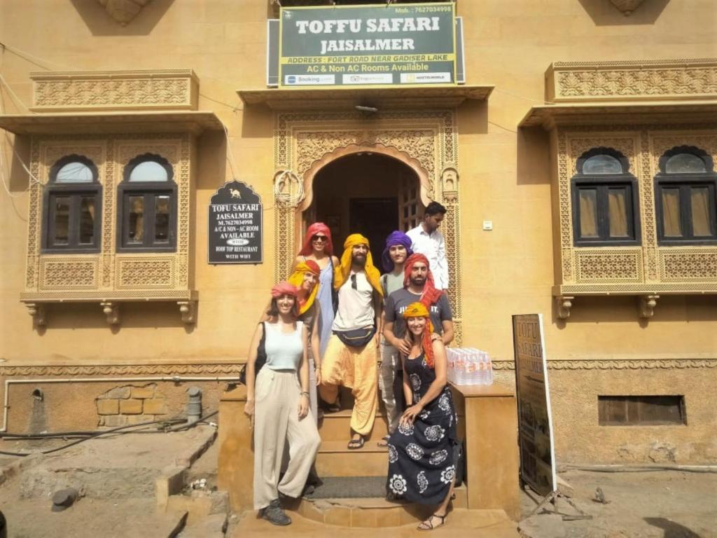 斋沙默尔Jaisalmer Tofu safari的站在建筑物前面的一群妇女