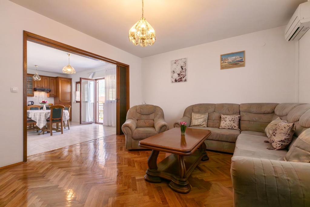 卡什泰拉Apartman Dugeč的客厅配有沙发和桌子