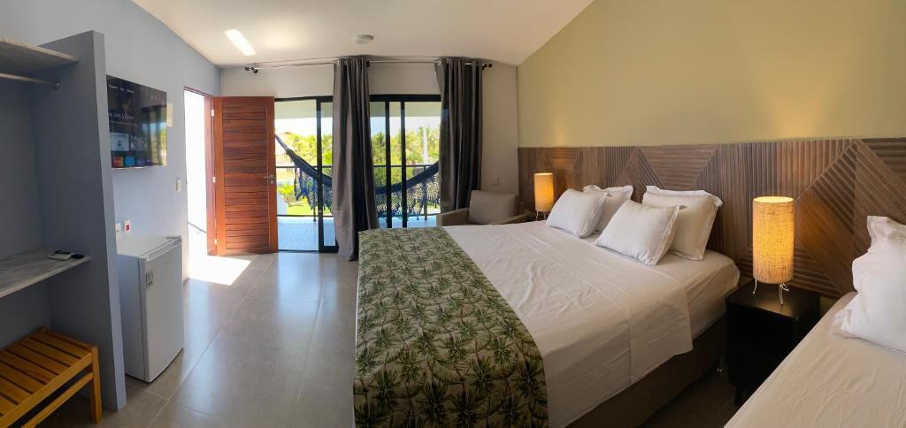 乌鲁奥CHEZ TUPÃ SUÍTES的酒店客房设有一张床和一个阳台。