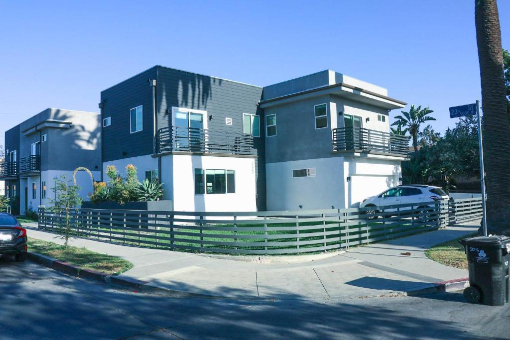 洛杉矶4BR/4BR modern house at Mid-city的前面有停车位的房子