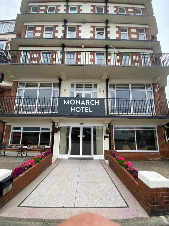 布里德灵顿君主酒店的带有读取蒙特里尔酒店标志的酒店