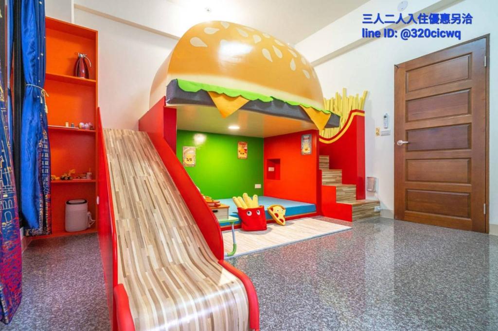 罗东镇好萌oh爸亲子民宿的儿童游戏室,墙上有汉堡