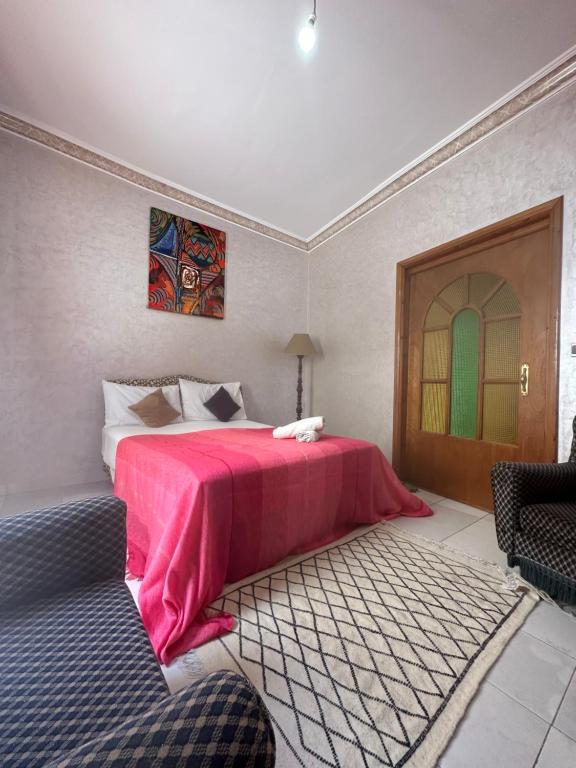 丹吉尔House with sea view in Kasbah的一间卧室配有一张带粉色毯子的床
