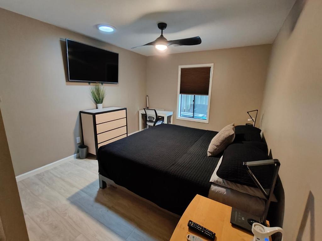 海波因特Modern/Retro Condo的一间卧室配有一张床和一台平面电视