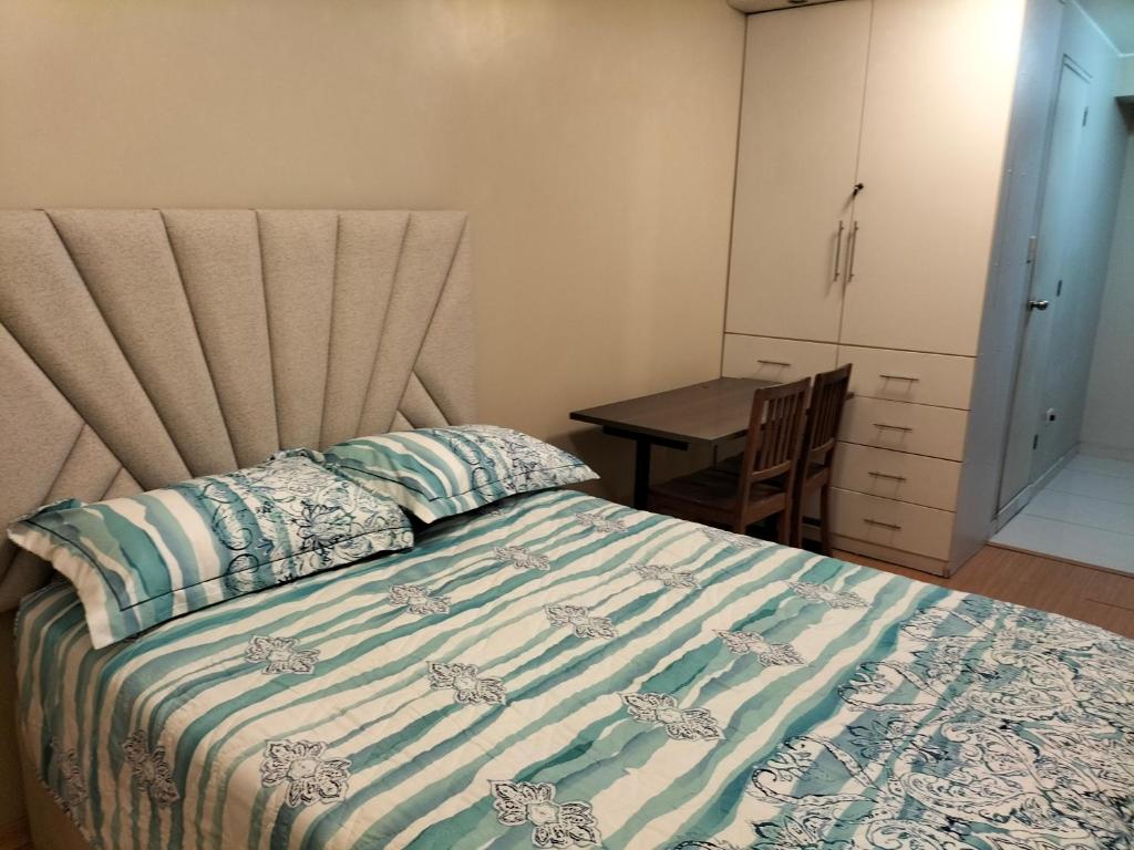 利马Lugar cómodo y seguro的一间卧室配有一张床、一张桌子和一张桌子