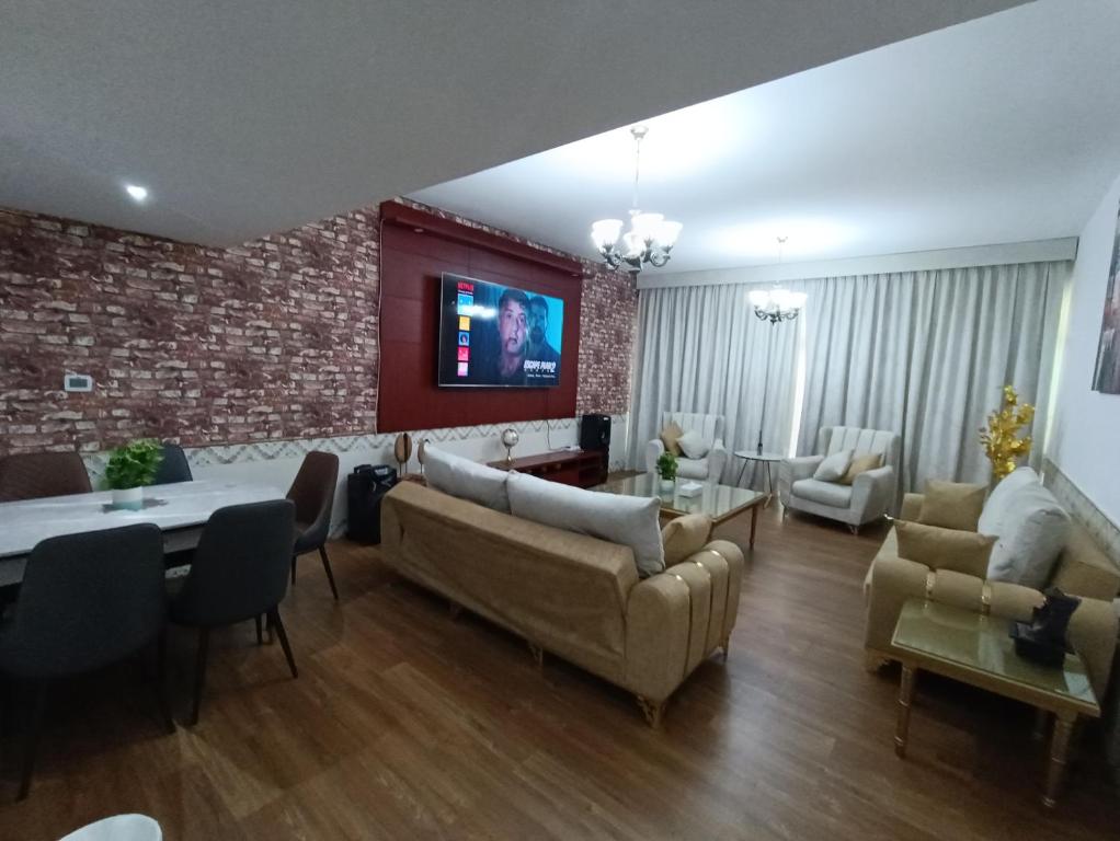 阿吉曼شقة كبيرة وفخمة large and luxury two bedroom的带沙发和砖墙的客厅