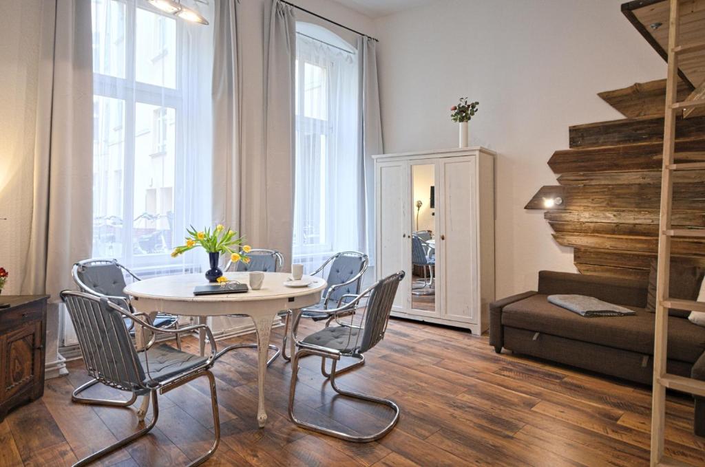 柏林Quiet Courtyard Apartment (PB1)的一间用餐室,在房间内配有桌椅
