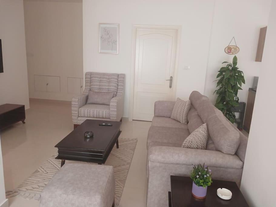 安曼Zara's luxury Home- central location near Abdali的客厅配有沙发、椅子和桌子