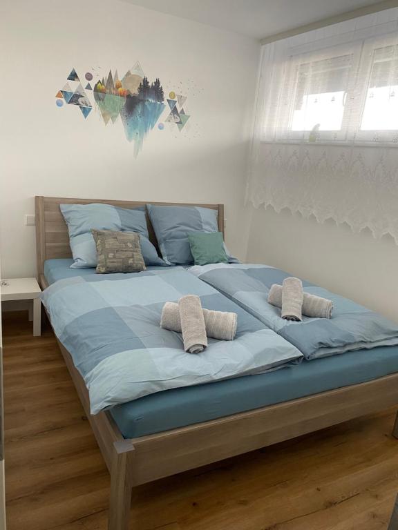 马尔Marl Central Apartment的一张配有蓝色床单和枕头的大床