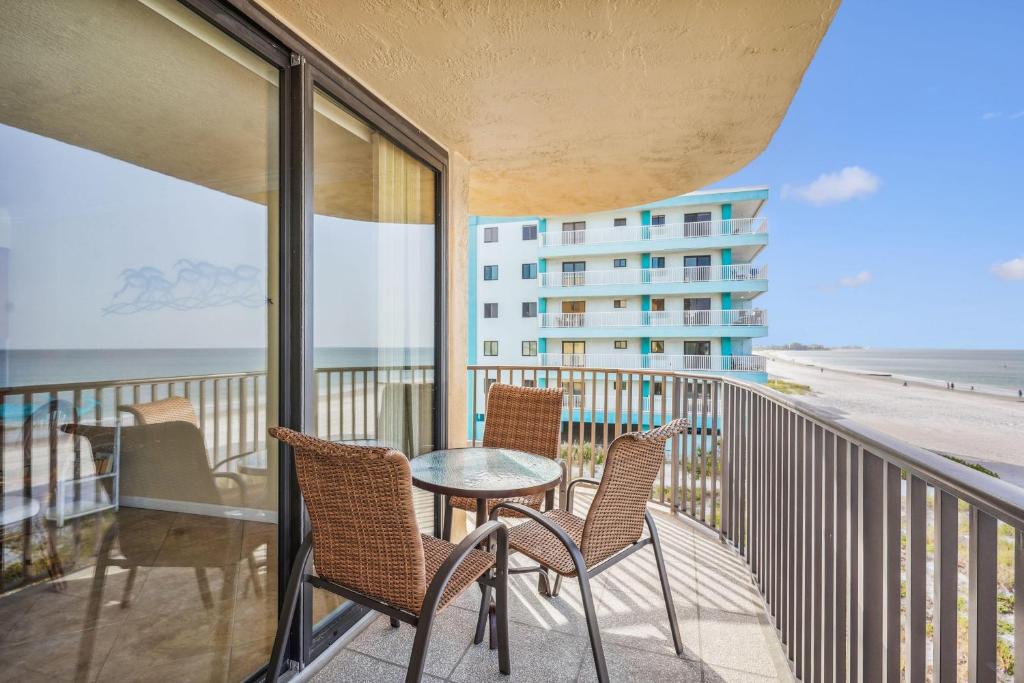 圣徒皮特海滩Trillium 2A - Premier的阳台配有桌椅,享有海滩美景。