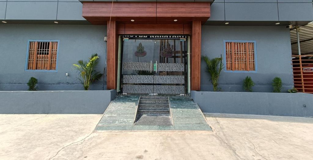 王舍城Hotel Narayani的蓝色建筑的前门,