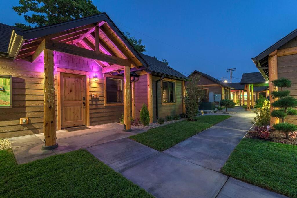 格兰茨帕斯Bear Mountain - Suite 6的前院有紫色灯的房子