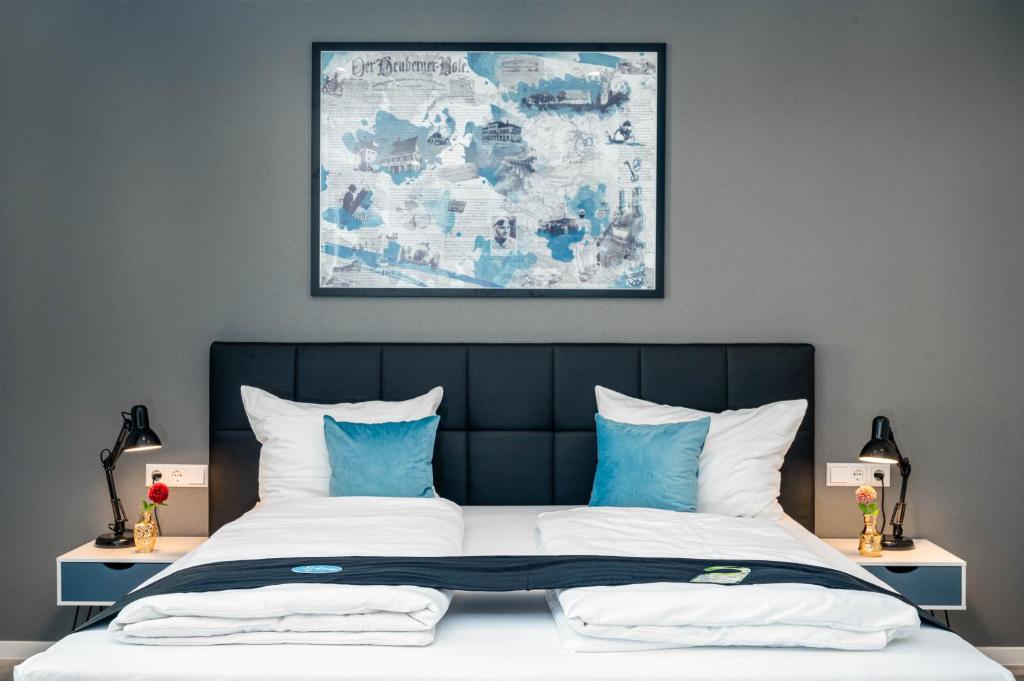 SpaichingenHotel Das Q Spaichingen的一间卧室配有一张带蓝白色枕头的大床