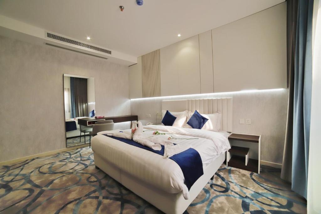 麦地那فندق زوايا الماسية(العوالي)的酒店客房设有一张大床和一张书桌。
