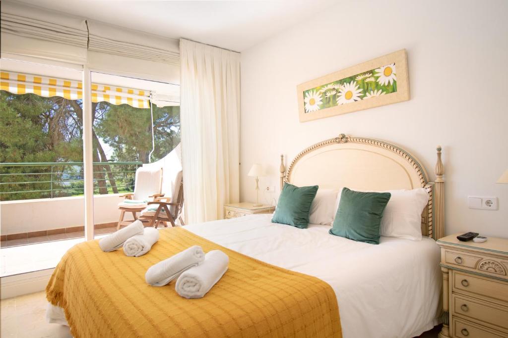 马贝拉Apartamento con espectaculares vistas al Golf en Marbella - Xallas 2 3的一间卧室配有一张大床和毛巾