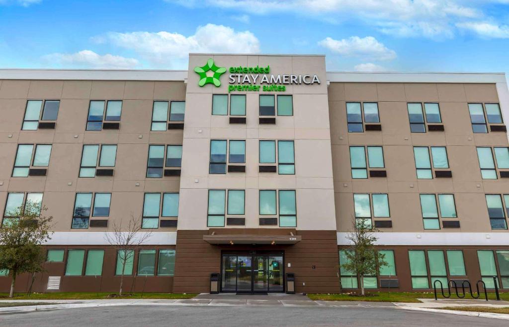 奥斯汀Extended Stay America Premier Suites - Austin - Austin Airport的前面有星号的建筑