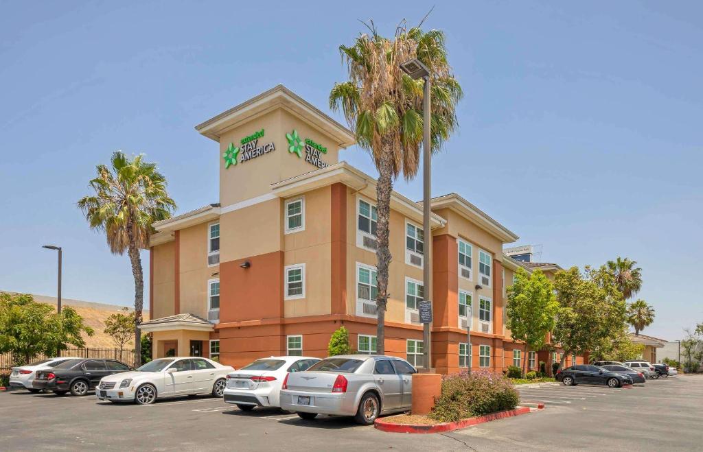 卡森卡森 - 洛杉矶 - 美国长住酒店的停车场内有车辆的旅馆