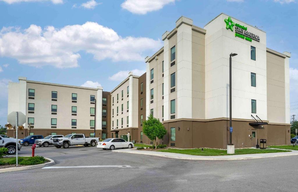 夏洛特港Extended Stay America Premier Suites - Port Charlotte - I-75的前面有一个停车位的酒店