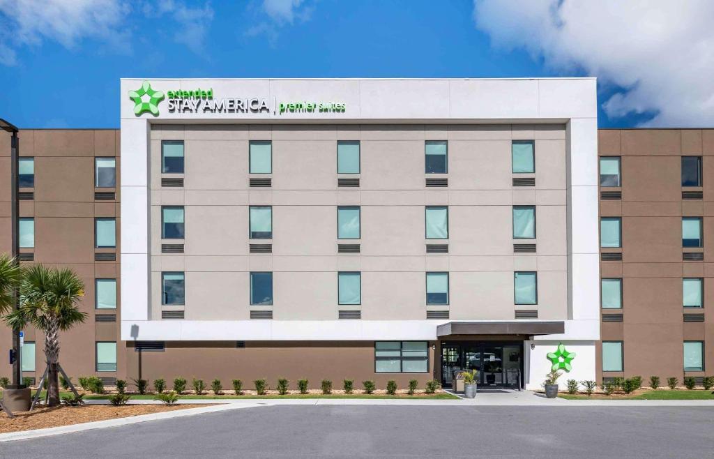 泰特斯维尔Extended Stay America Premier Suites - Titusville - Space Center的酒店前方的 ⁇ 染