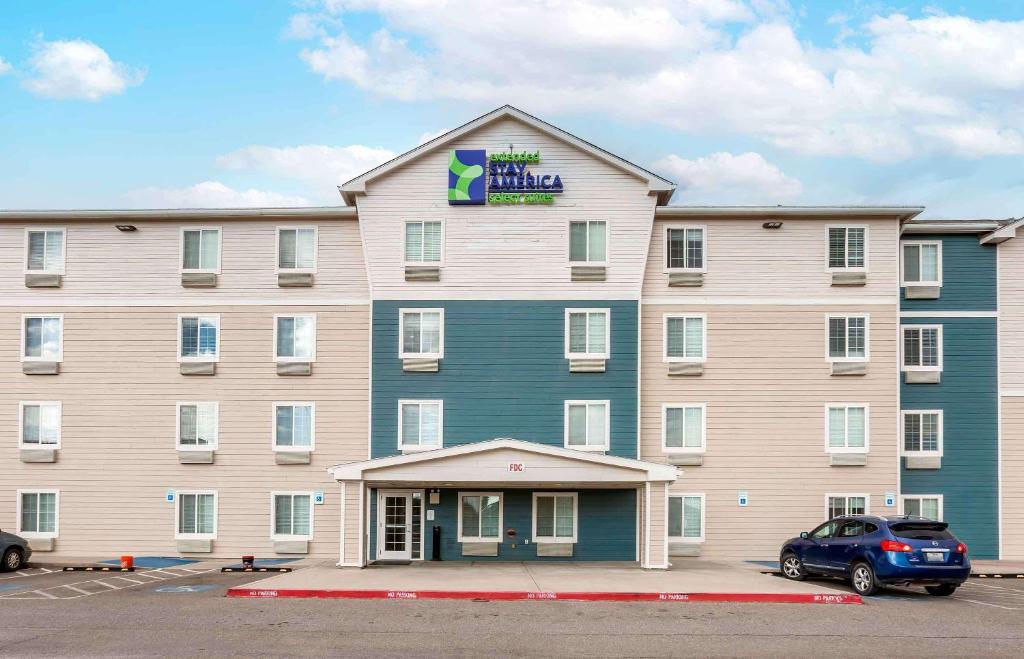 埃尔帕索Extended Stay America Select Suites - El Paso - East的大型酒店,停车场有停车位