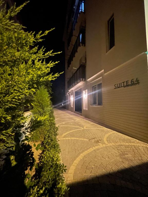 安塔利亚Suite64 Apartments的一座建筑,晚上有灯