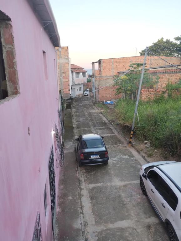 SaubaraCasa laranja cabuçu的停在大楼旁的街道上的汽车