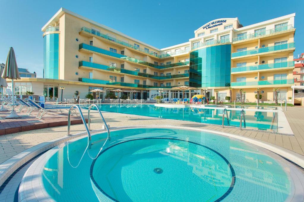切塞纳蒂科巴尔韦德住宿酒店的酒店前的游泳池