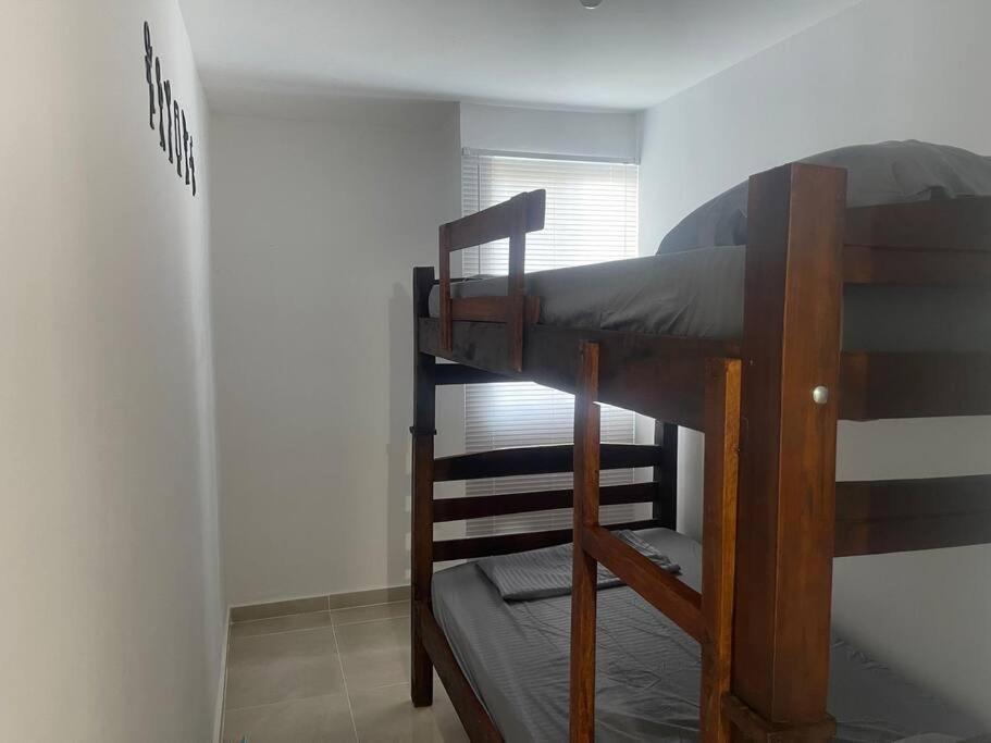 库库塔Para estrenar agradable apartamento acogedor的带窗户的客房内的两张双层床