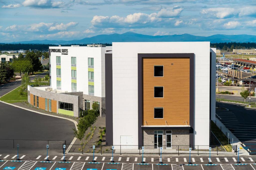 斯波坎SpringHill Suites Spokane Airport的一面是一座带木门的建筑