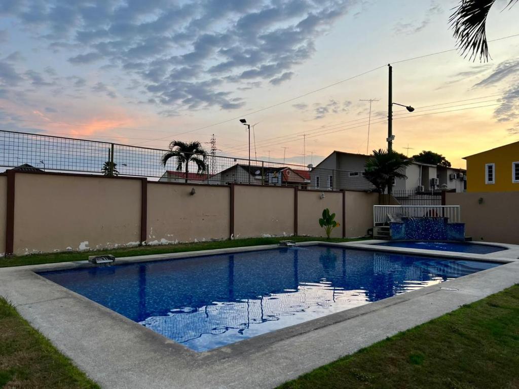 马查拉Villa Amoblada en Urbanización的庭院中间的游泳池