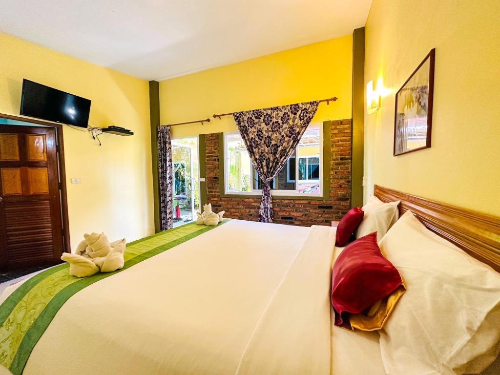 高兰兰塔班诺克度假村旅馆的一间卧室设有一张大床和一个窗户。
