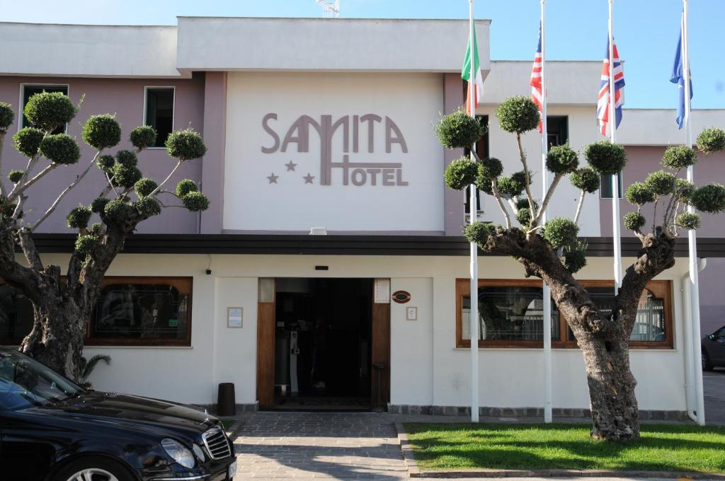 卡索里亚桑尼塔酒店的停在酒店前的停车场
