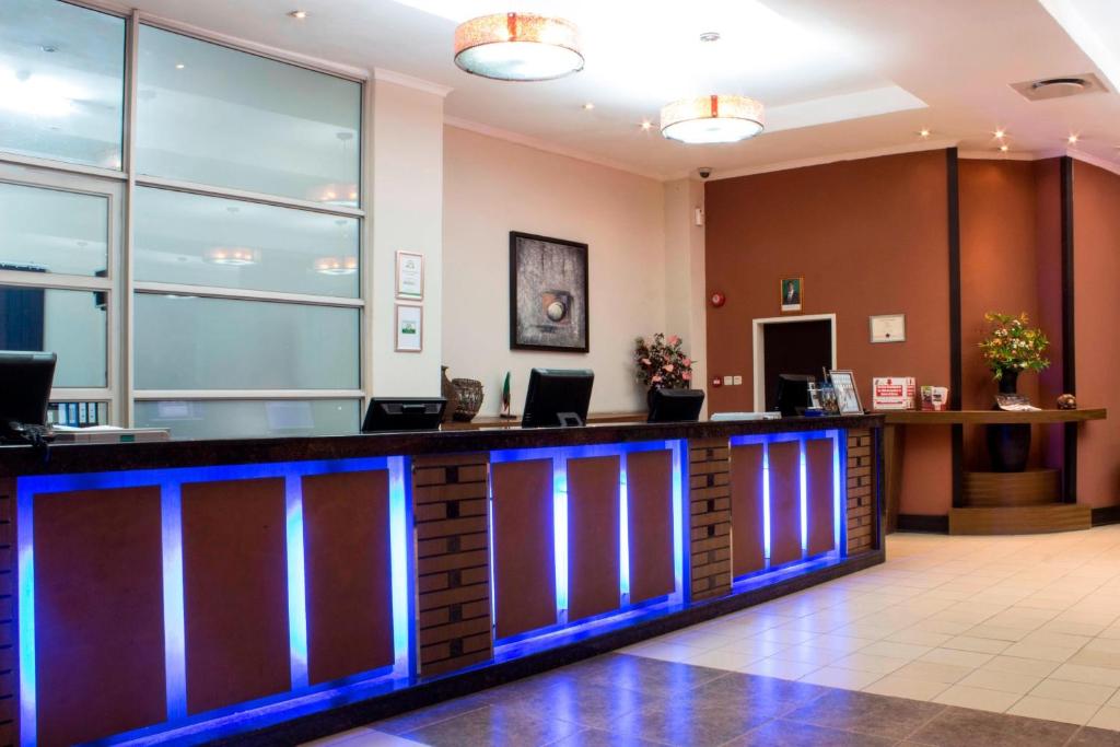 卢萨卡卢萨卡普罗蒂亚酒店的大堂设有蓝光酒吧