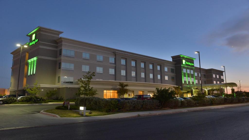 圣安东尼奥圣安东尼奥西北假日酒店及套房的建筑的一侧有绿灯