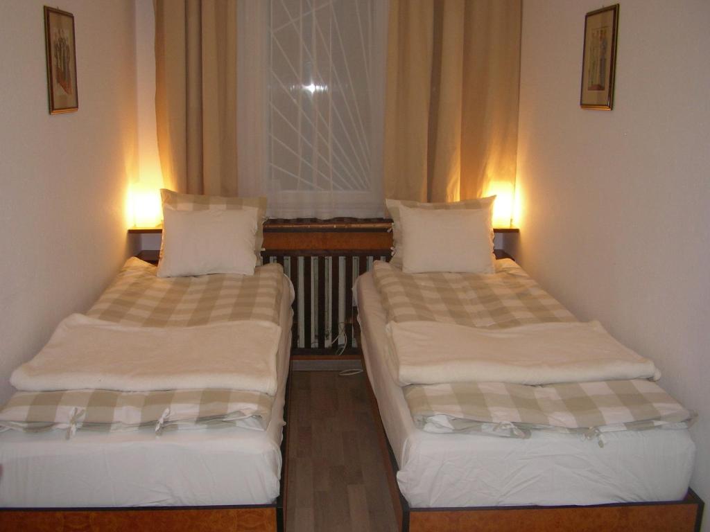 布达佩斯布达佩斯艺术公寓酒店的小型客房 - 带2张床和窗户