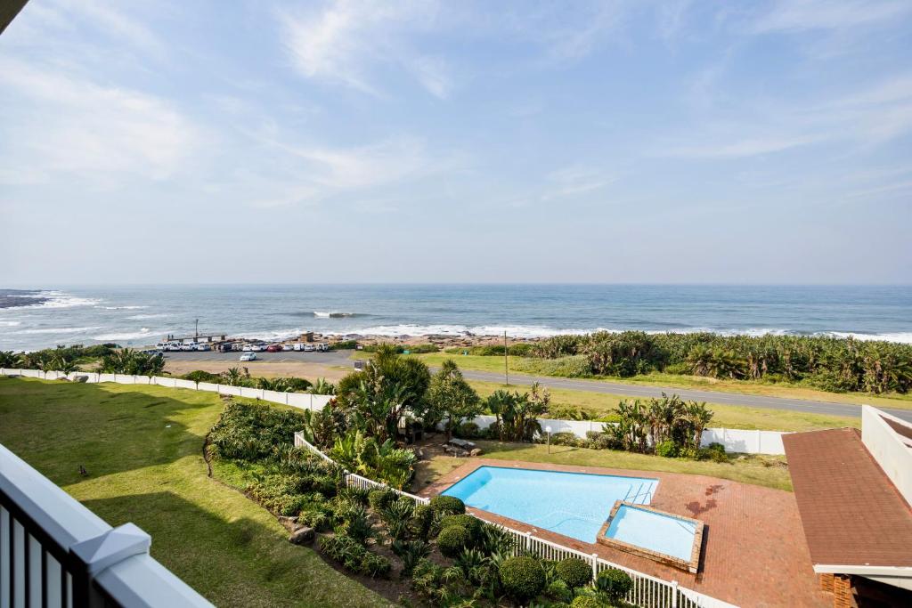 乌旺戈海滩Laguna La Crete 6的设有一个游泳池的度假村阳台,享有海景。