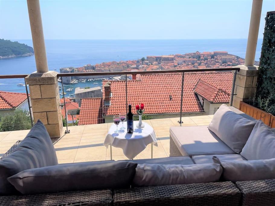 杜布罗夫尼克Dalmatins MillionDollar sea view的观景阳台的沙发和桌子