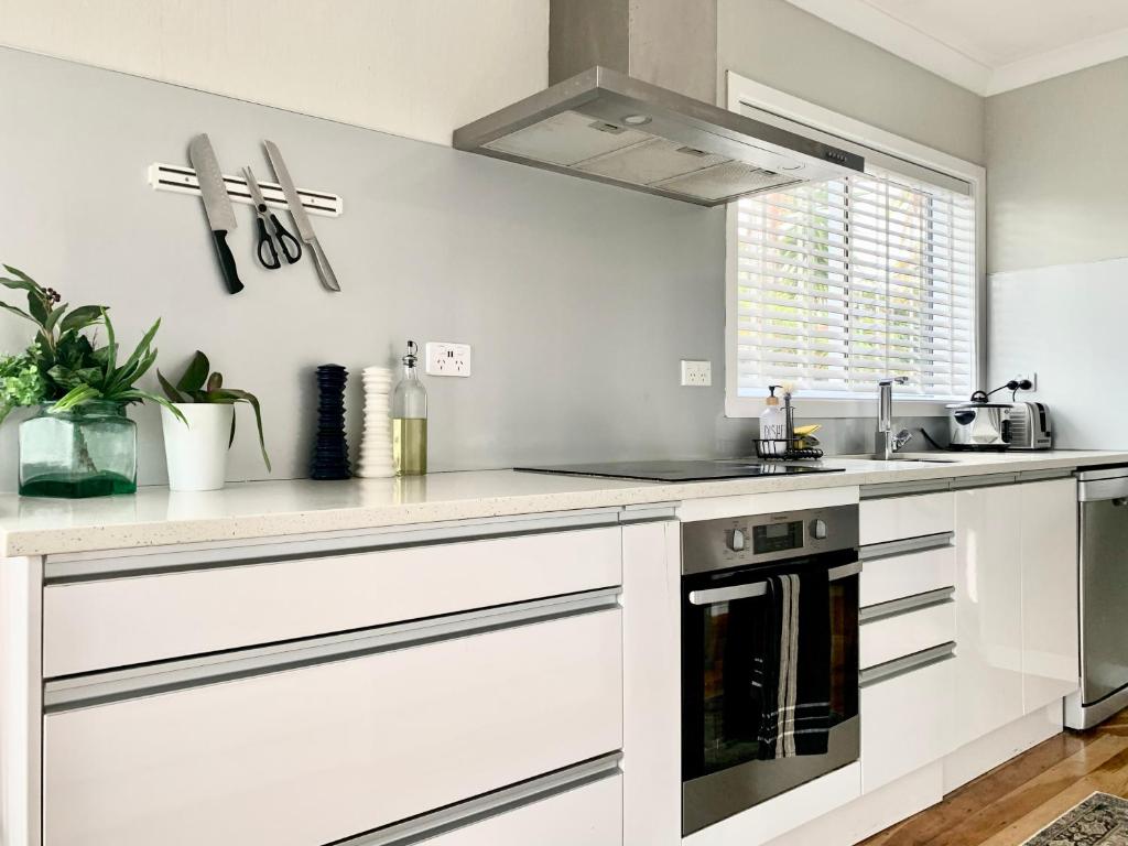 M&amp;K Home with central air condition, 4 bedrooms, by Chartwell Shopping Centre的厨房或小厨房