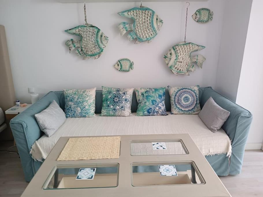 索托格兰德Apto Sotogrande的客厅配有带枕头的蓝色沙发