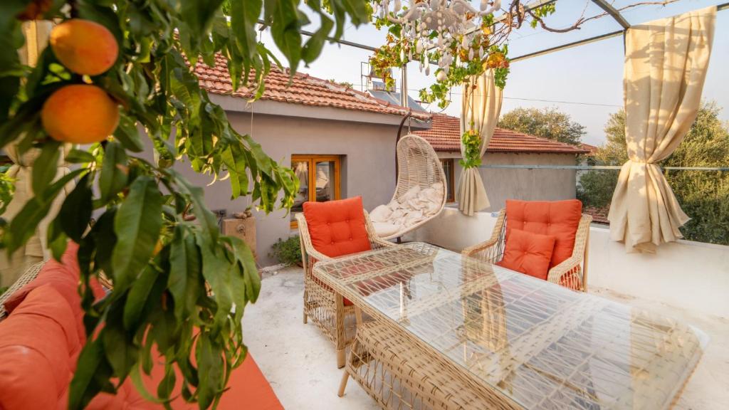 费特希耶Cozy Oasis with Lovely Backyard in Fethiye的一个带玻璃桌和椅子的庭院