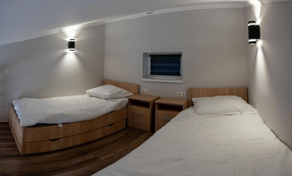蒂萨新城Tisza Apart的客房设有两张床、一张桌子和一个窗户。