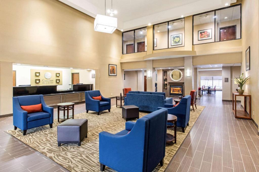 亨博尔东部IAH布什机场舒适套房酒店的大堂设有蓝色椅子和等候室