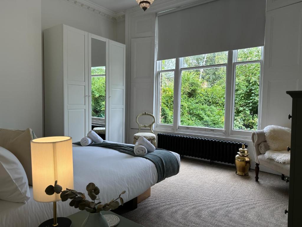 伦敦Stunning Flat in Highbury Hill的一间卧室设有一张床和一个大窗户